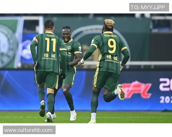 烧烤店偶遇中超足球球星 握手合影引粉丝热议惊喜不断